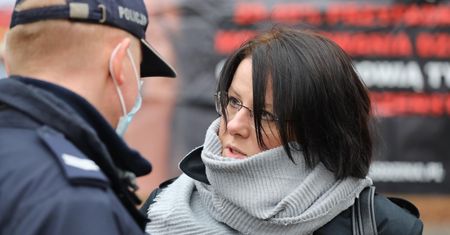 "Proszę pana no...". Kaja Godek pod Sejmem. Uwagę przykuwa jeden szczegół