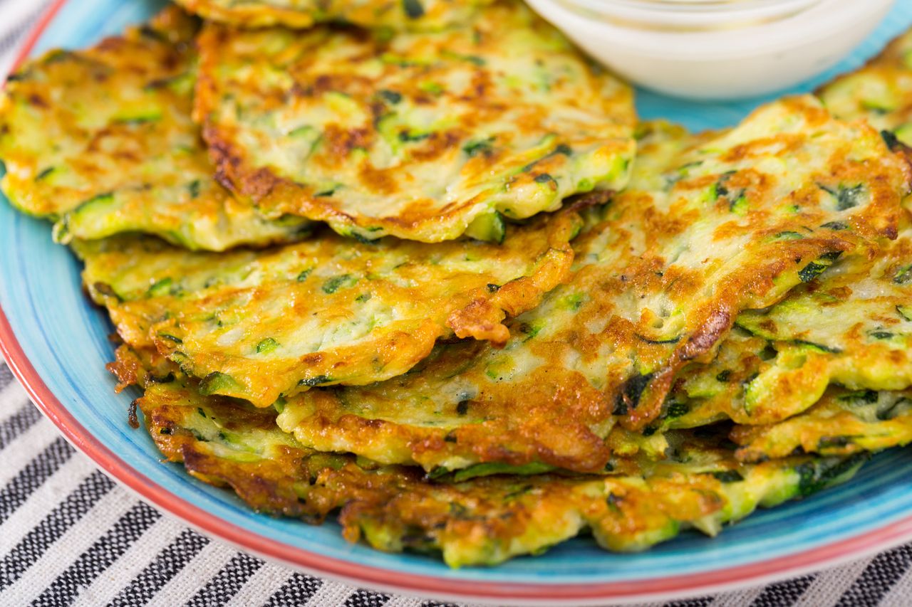 Jak zrobić placki z cukinii? O tym pamiętaj, a nie wyjdą gumowe