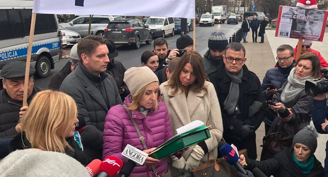 Pikieta dziennikarzy przeciw ograniczeniom dla mediów w parlamencie: to sprzeczne z konstytucją