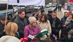 Pikieta dziennikarzy przeciw ograniczeniom dla mediów w parlamencie: to sprzeczne z konstytucją