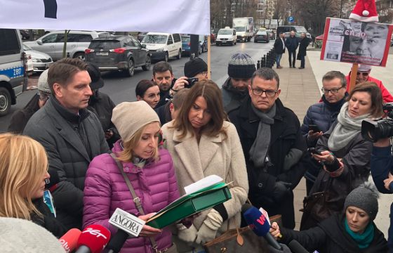 Pikieta dziennikarzy przeciw ograniczeniom dla mediów w parlamencie: to sprzeczne z konstytucją