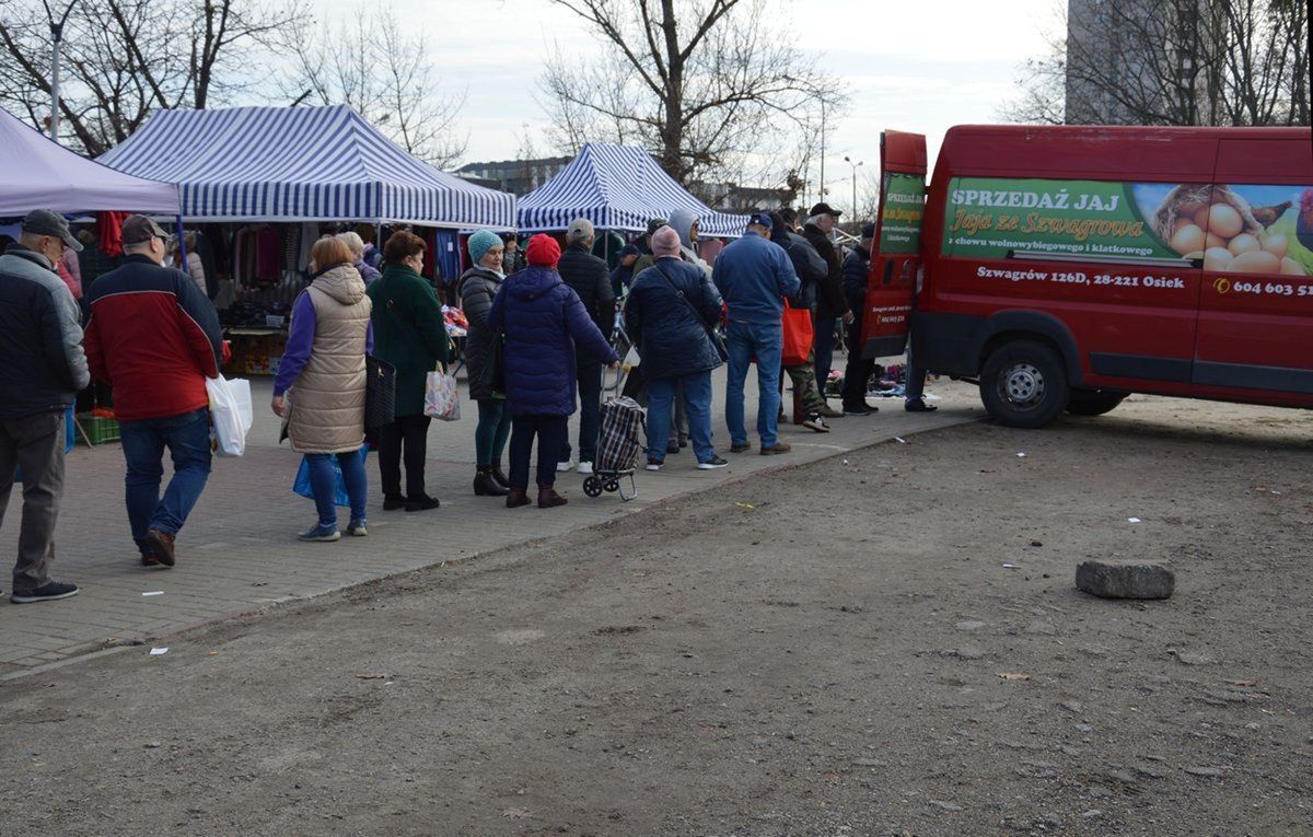 Owoce i warzywa na na placu targowym w Stalowej Woli