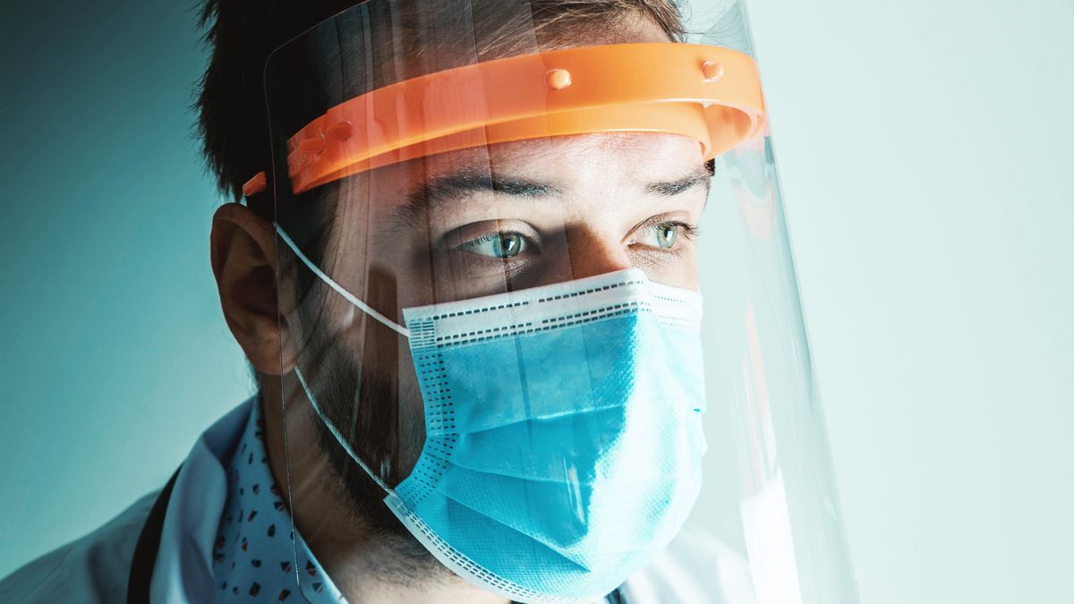 Od soboty 27 lutego można nosić przyłbicę - ale tylko z maseczką.