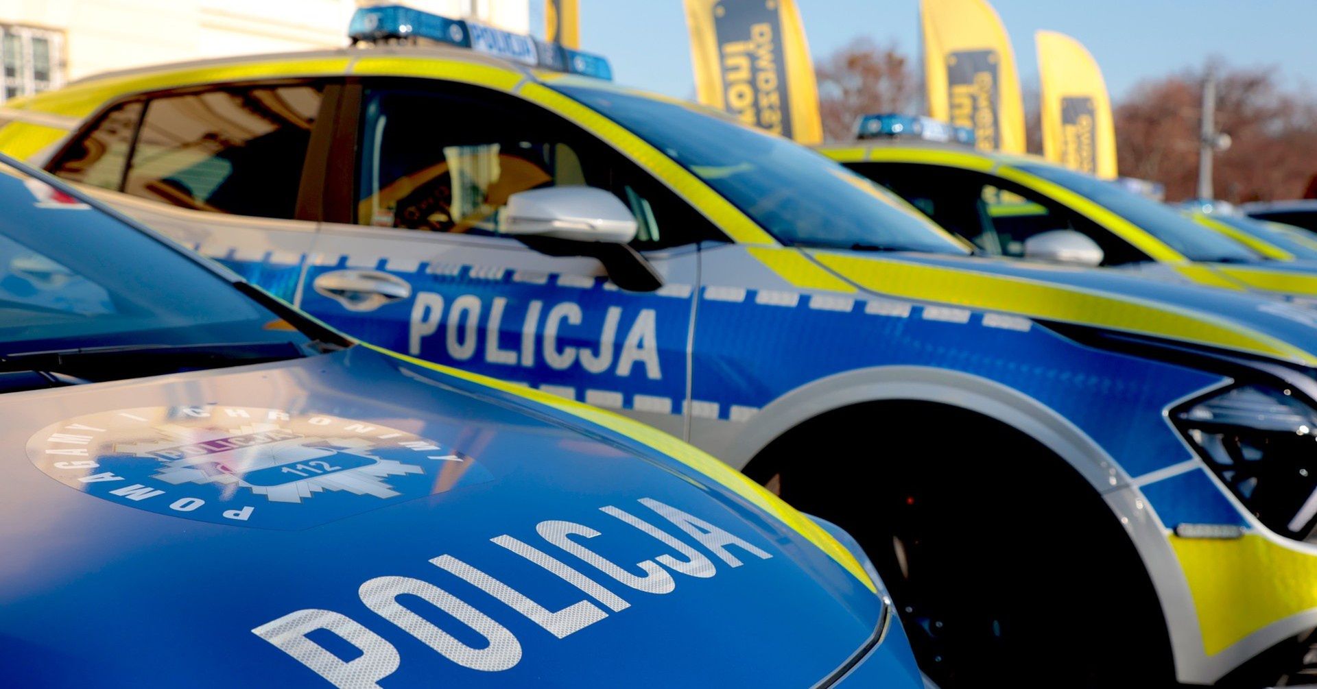 Prezydent Warszawy Rafał Trzaskowski przekazuje sprzęt dla policji