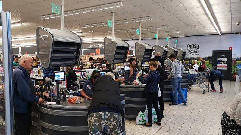 Klienci robiący zakupy w Lidlu