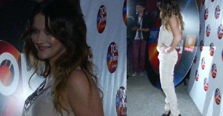Nieco zawstydzona Jula pozuje fotografom