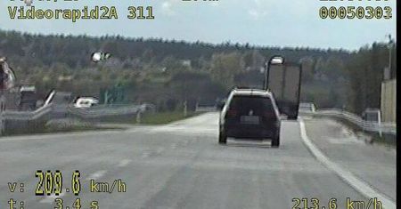 Pędził obwodnicą Ryk ponad 200 km/h. Nie zauważył, że wyprzedził policyjne BMW