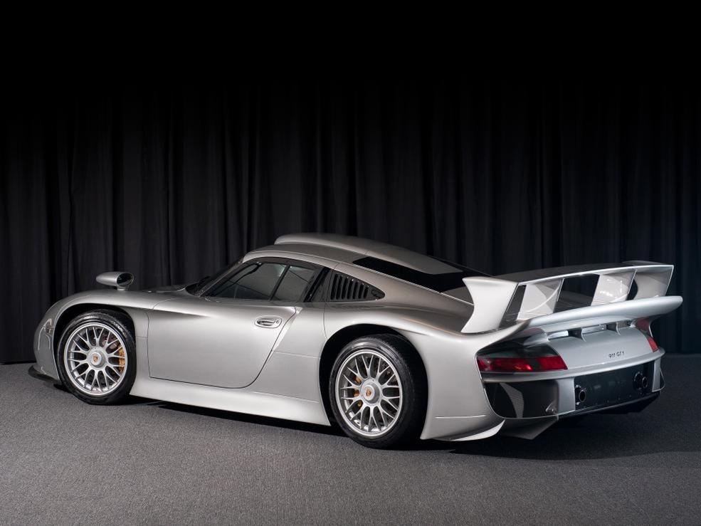 Zasady homologacyjne obowiązujące w kategorii GT1 wymagały, by powstało 25 egzemplarzy samochodu wyścigowego, które będą przystosowane do jazdy po drogach publicznych. Tak powstało Porsche 911 GT1 Straßenversion. 6-cylindrowy silnik o pojemności 3,2 l został nieco osłabiony. Z około 600 zostało 544 KM. To wystarczająca stajnia by napędzić 1150-kilogramowe nadwozie. Drogowe Porsche 911 GT1 Straßenversion osiągało 100 km/h w 3,9 s i rozpędzało się maksymalnie do 308 km/h.