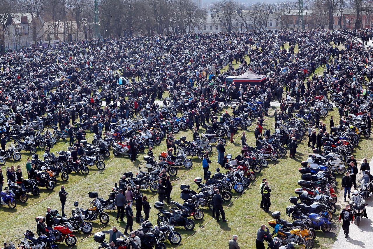 Pielgrzymka motocyklistów 2021. Tłum na Jasnej Górze w Częstochowie. Jarosław Sellin komentuje