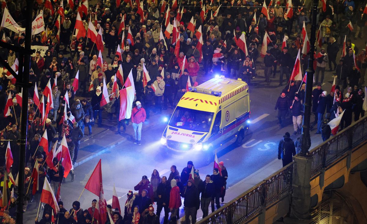 policja, karetka, dziecko Małe dziecko na marszu przestało oddychać. Natychmiastowa reakcja