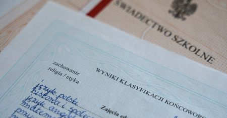 Uczniowie dostali świadectwa z błędem. MEN wyjaśnia, co zrobić