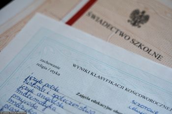 Uczniowie dostali świadectwa z błędem. MEN wyjaśnia, co zrobić