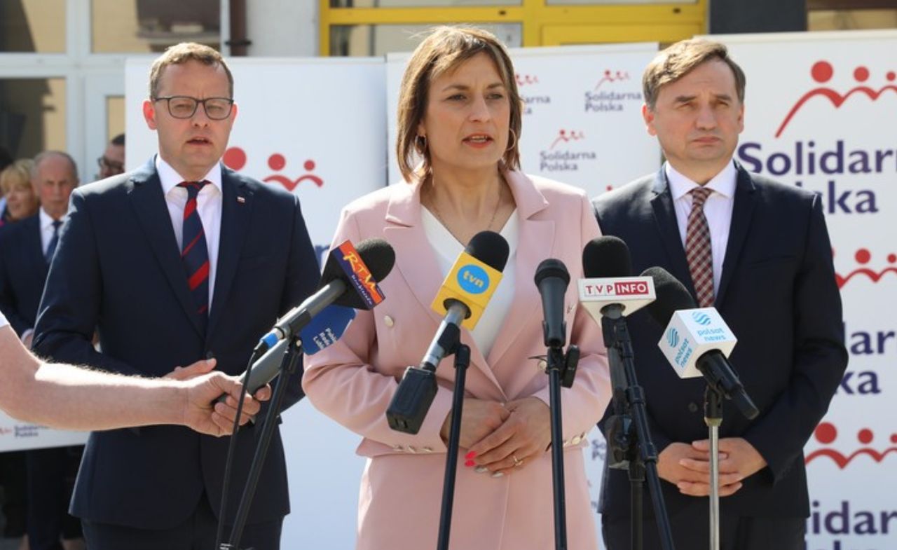 Aneta Karpiuk, Marcin Romanowski i Zbigniew Ziobro podczas otwarcia biura Solidarnej Polski w 2022 roku