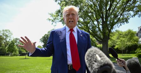 Podjął decyzję bez wiedzy Trumpa. Dostawy broni do Ukrainy wstrzymano