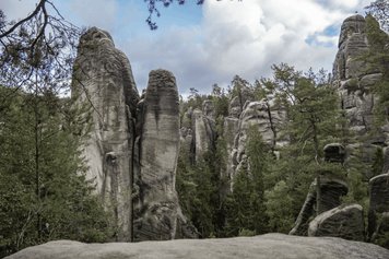 Magiczne Skalne Miasto w Czechach: Adršpach – kraina, w której natura zagrała w bajce