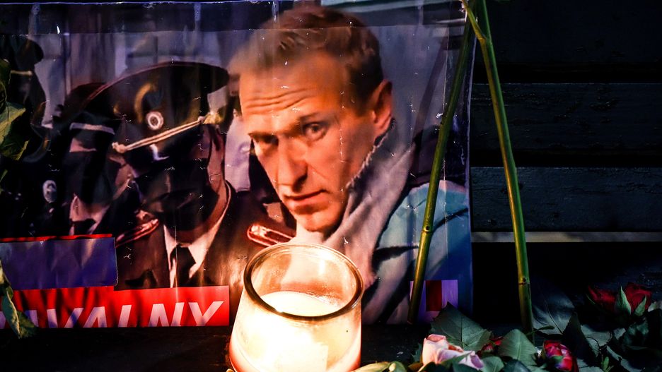 A portrait of late Russian opposition leader Alexei Navalny sits among floral tributes and a candle outside the Russian embassy in Berlin, Germany, 24 February 2024. Ukraine on 24 February marks the second year since Russian troops entered its territory, starting a conflict that has provoked destruction and a humanitarian crisis. Alexei Navalny has died aged 47 in a penal colony, the Federal Penitentiary Service of the Yamalo-Nenets Autonomous District announced on 16 February 2024. EPA/FILIP SINGER Dostawca: PAP/EPA.