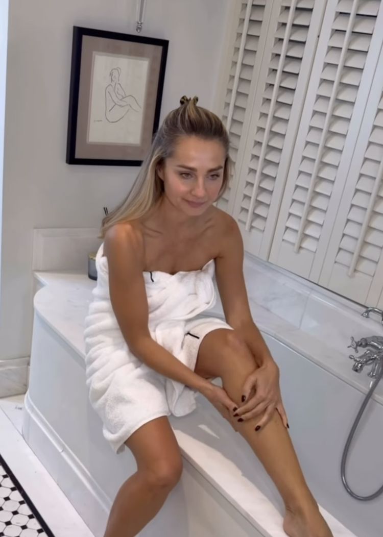 Małgorzata Socha w łazience