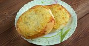 Pizza odejdzie w niepamięć. Czas na złociste drożdżowe bułeczki z nietypowym nadzieniem