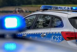 Dwóch policjantów zdążyło przebiec. Trzeciego potrącił autobus