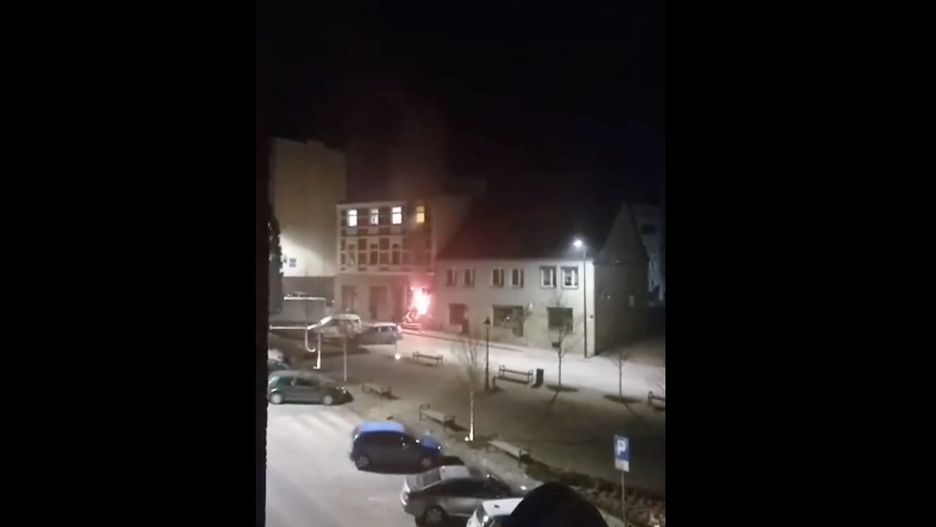 Międzybórz. Wysadzili bankomat w środku nocy. Jest nagranie wybuchu