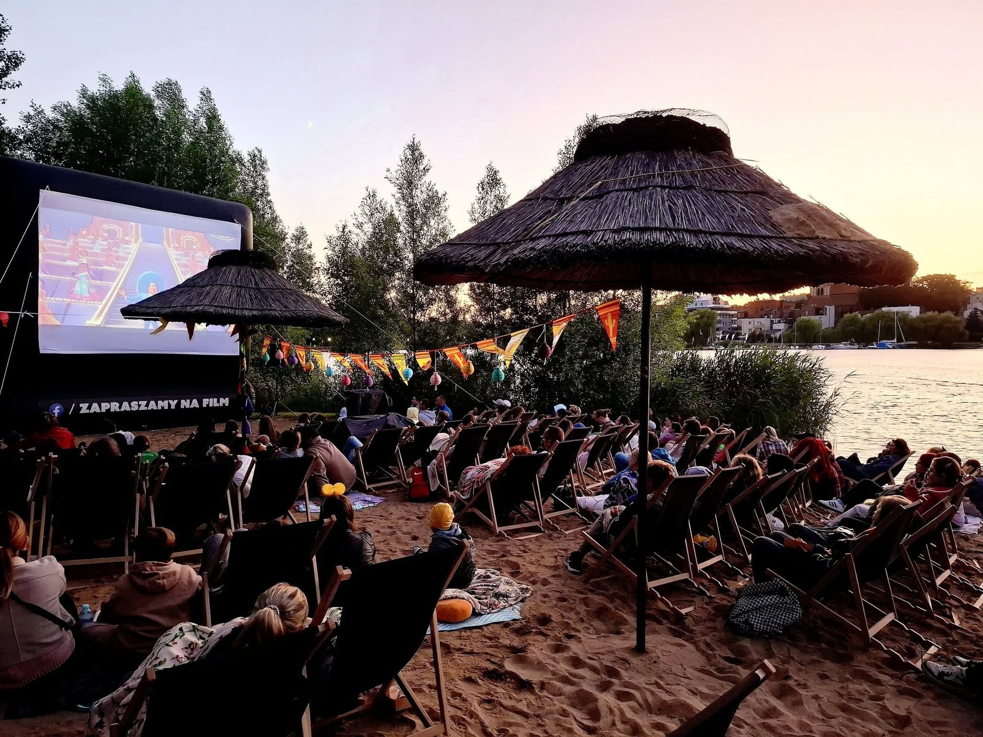 Kino plenerowe przyciąga tłumy. 