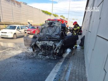 Warszawa: Pożar Audi na S2. Kompletnie spłonęła komora silnika