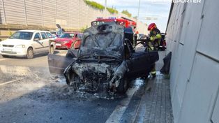 Warszawa: Pożar Audi na S2. Kompletnie spłonęła komora silnika