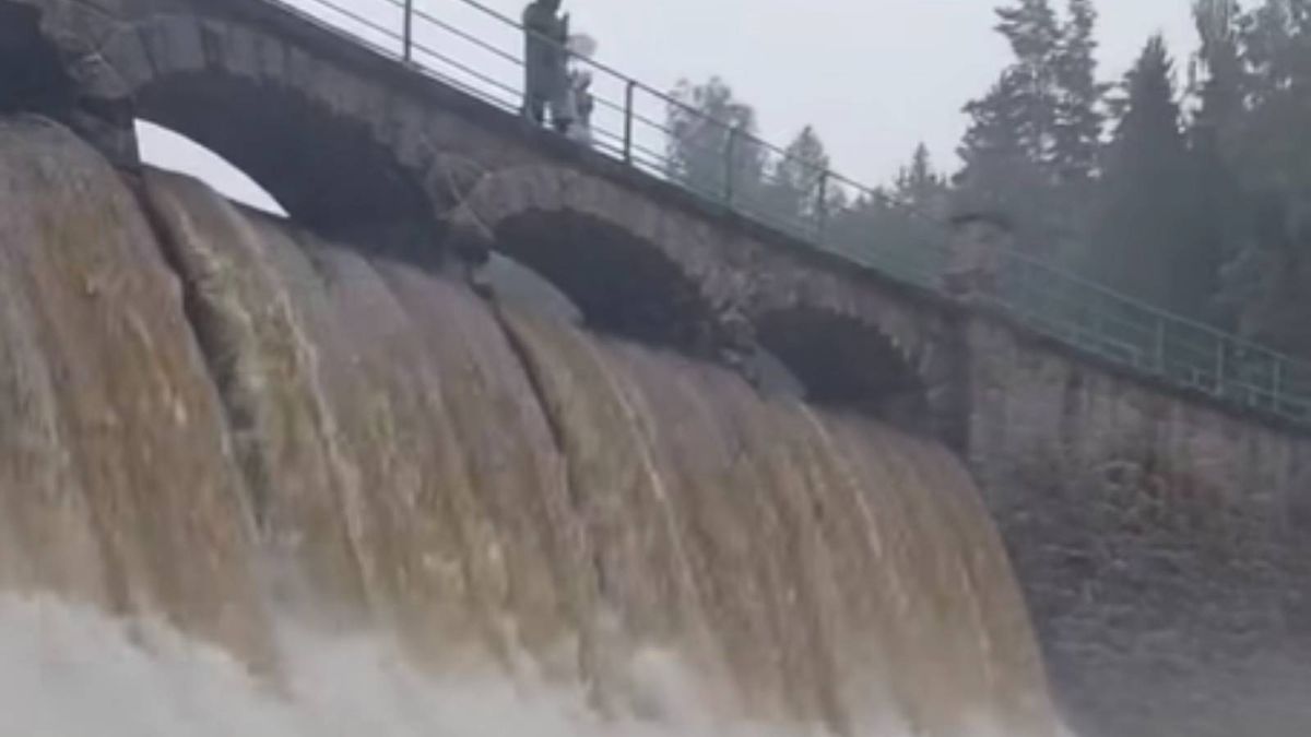 Łomnica napiera na zaporę. W Karpaczu sytuacja jest bardzo trudn