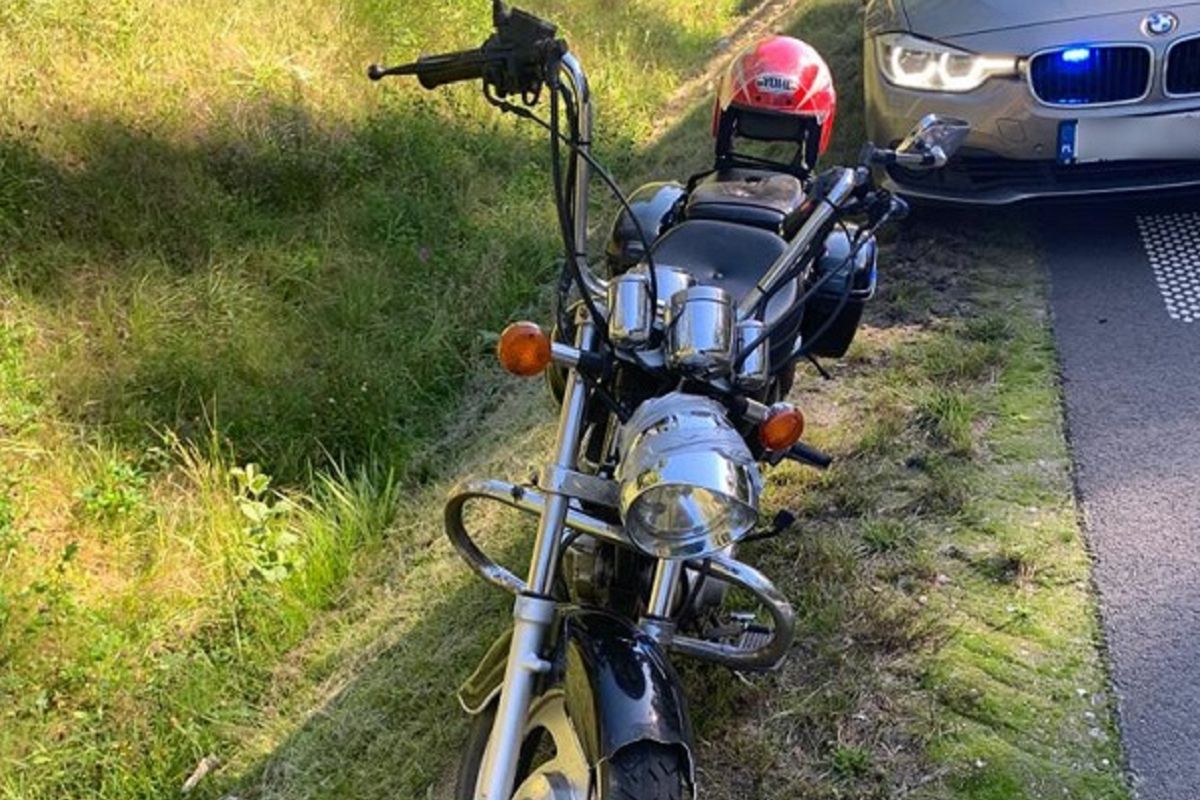 Pijany motocyklista ciągnął za sobą własny akumulator. Wjechał w tył radiowozu