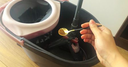 Moja mama do wiaderka z wodą wsypuje przyprawę. Dzięki niej nie ma problemu z brzydkimi smugami i insektami