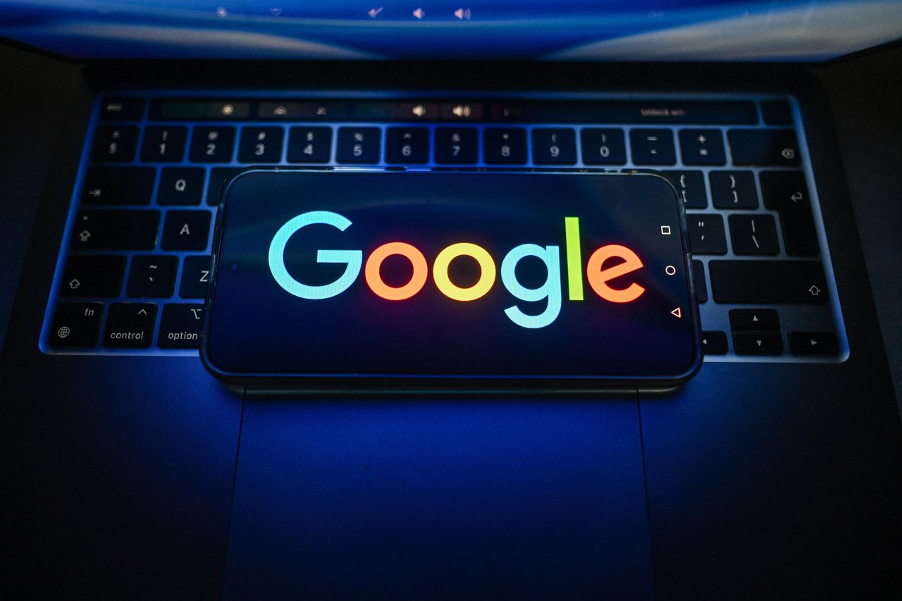 Google Discover testuje nową opcję. Streszczenie zamiast klikania