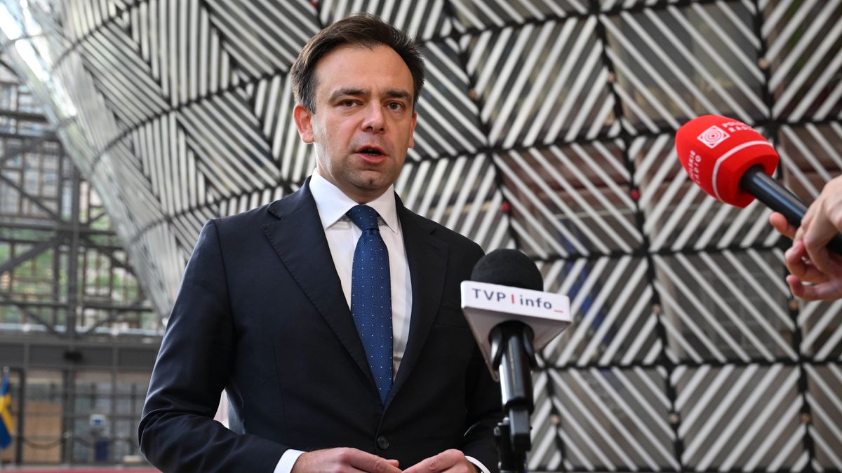 Bruksela, Belgia, 29.09.2025. Minister finansów Andrzej Domański podczas wypowiedzi dla mediów przed posiedzeniem Rady ds. Konkurencyjności (Rynek Wewnętrzny, Przemysł i Badania) w siedzibie Rady UE w Brukseli, 29 bm. Ministrowie omówią politykę dotyczącą konkurencyjności przemysłu, jednolitego rynku, badań i innowacji. (aldg) PAP/Wiktor Dąbkowski