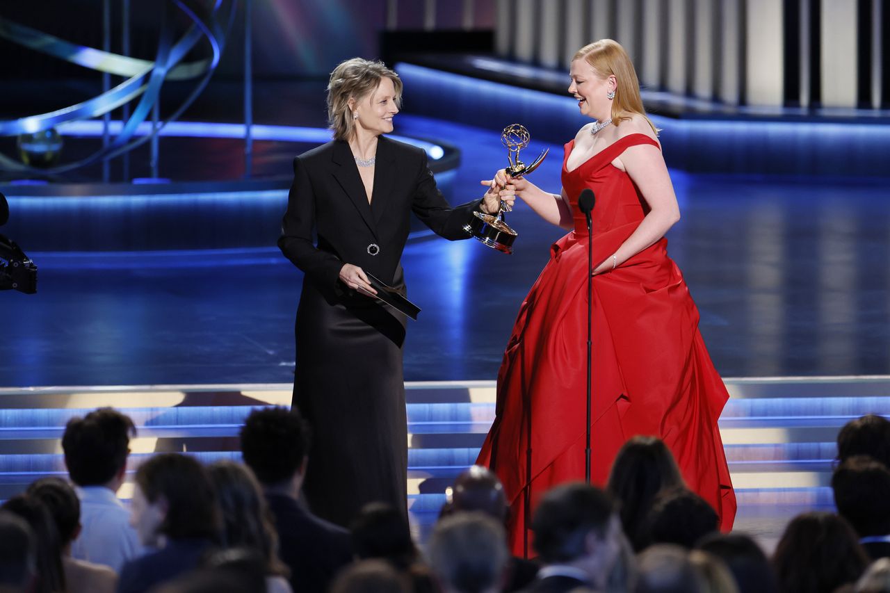 Jodie Foster wręczająca Emmy Sarze Snook 