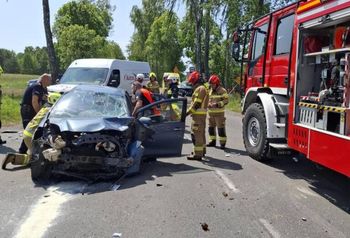 Wypadek na DK53. Są ranni, jedna osoba była zakleszczona w pojeździe