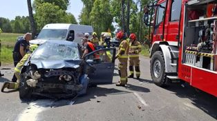 Wypadek na DK53. Są ranni, jedna osoba była zakleszczona w pojeździe