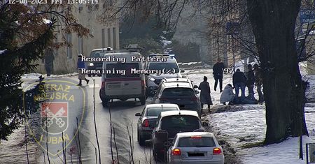 Senior nagle upadł na ziemię. Reakcja przechodniów
