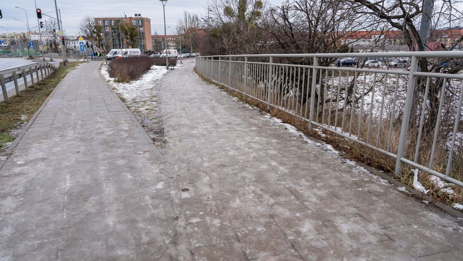 Ślisko na drogach i chodnikach może być w ośmiu powiatach położonych w zachodniej części województwa.