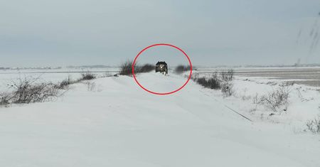 Koszmar we wtorek rano. Pociąg wbił się w śnieg