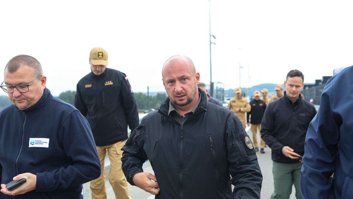 Jacek Siewiera
Racib�rz, 16.09.2024. Dynamiczna sytuacja powodziowa. Szef BBN Jacek Siewiera (C) po briefingu prasowym na terenie zapory czo�owej Zbiornika Racib�rz, 16 bm. (ad) PAP/Micha� Meissner
Micha� Meissner
briefing, deszcz, deszcze, prasowy, ulewy, zapora