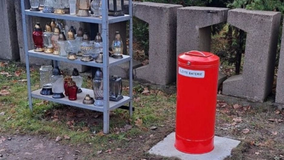 Nowe pojemniki na baterie na cmentarzu (źródło: UM Legnica)