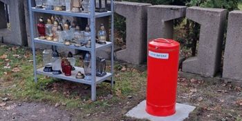 Legnica: Nowe pojemniki na baterie na cmentarzu przy ul. Wrocławskiej