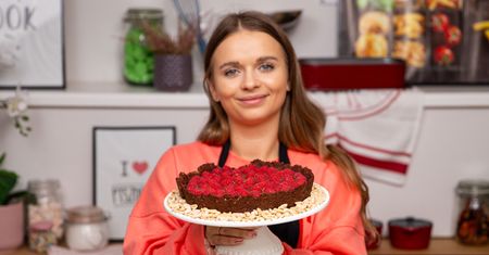 Tarta czekoladowa z malinami w wersji fit. Możesz jeść bez wyrzutów sumienia