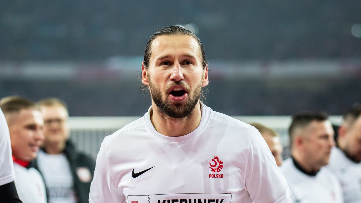 POLAND - 2022/03/29: Grzegorz Krychowiak of Poland seen during the celebration after Poland qualified for the 2022 FIFA World Cup after 2022 FIFA World Cup Qualifier knockout round play-off match between Poland and Sweden at Silesian Stadium in Chorzow, Poland. Poland beat Sweden 2-0. (Photo by Mikolaj Barbanell/SOPA Images/LightRocket via Getty Images)