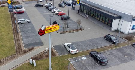 Wystawiają mandaty za parkowanie pod sklepem. Jak rozpoznać oszustów?