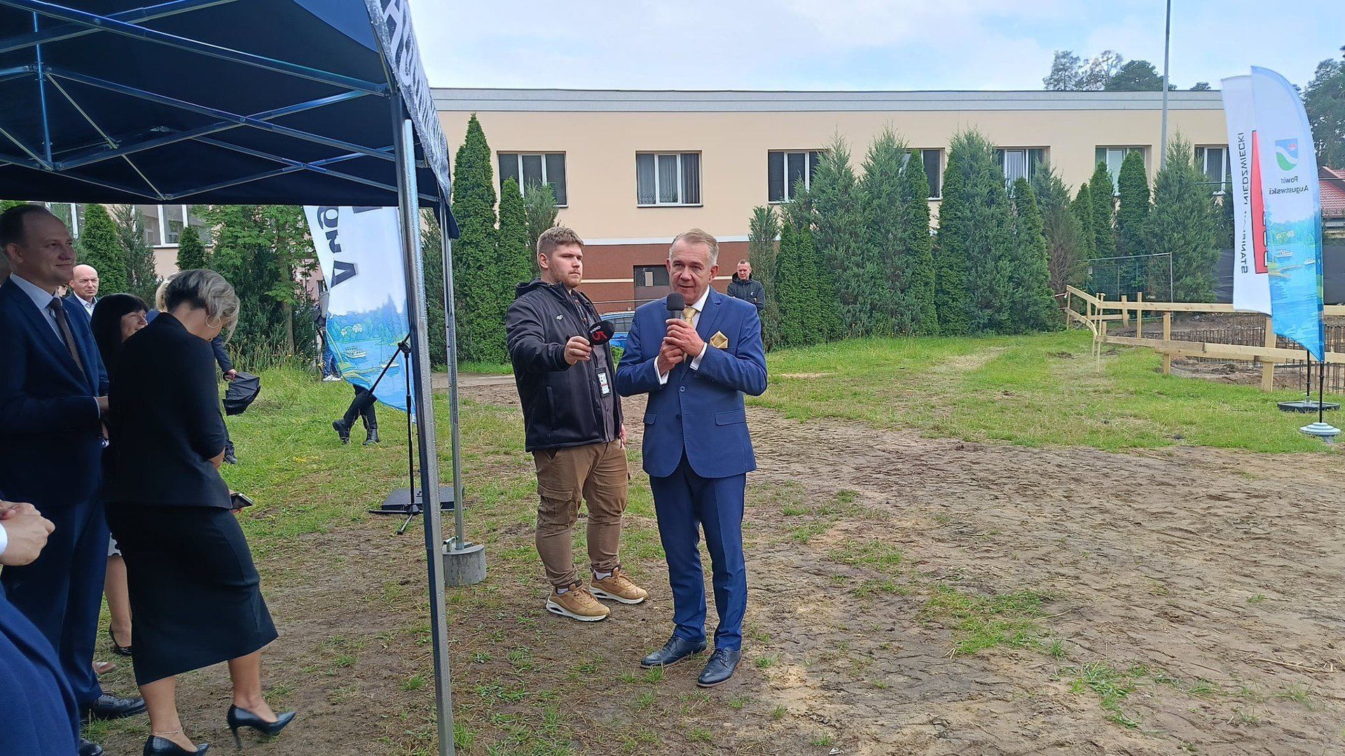 Symboliczne wbicie łopaty pod budowę sali przy ACE