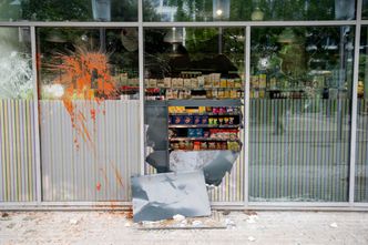 Protesty we Francji. Rabują sklepy. Nawet samochodem wjechali do Lidla