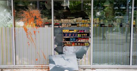 Protesty we Francji. Rabują sklepy. Nawet samochodem wjechali do Lidla