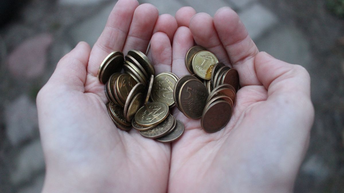 Ręce pełne miedziaków.