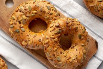 Biorę kostkę twarogu i dwa jajka. Chrupiące śniadaniowe bajgle zamiast kanapek