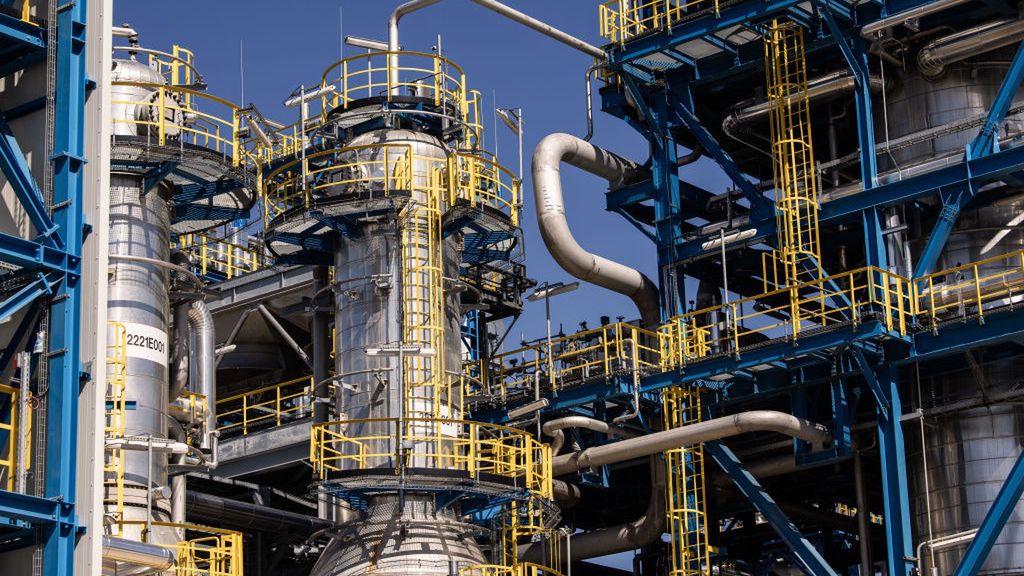 MOL Hungarian Oil & Gas Plc Unveils $1.4 Billion Petrochemicals Plant
Bloomberg
hungarian, european, fossil fuels, fuels, emea, euro members, energy, natural resources, business news, e.u., eu, industries, refineries, oil, gas, gasoline, petroleum, petrochemicals, chemicals